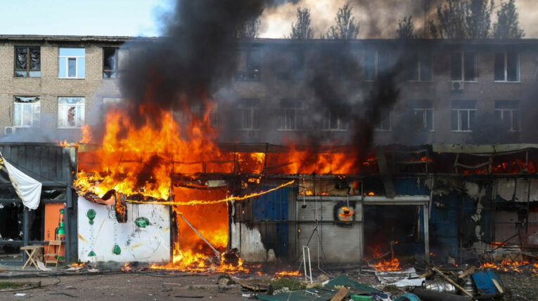 Al menos 17 muertos en ataque ruso contra un mercado en Ucrania