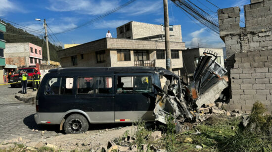 Una furgoneta chocó contra una vivienda, en el norte de Quito, el 21 de diciembre de 2023.