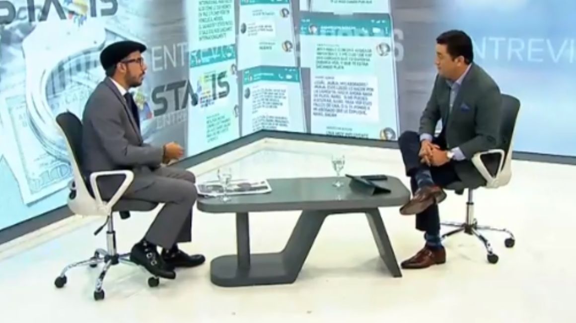 Andersson Boscán, periodista de La Posta, en una entrevista con Milton Pérez, director de noticias de Teleamazonas, el 22 de diciembre de 2023.