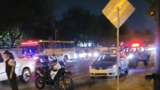 Vehículos circulan por la autopista Narcisa de Jesús, en Guayaquil, el 20 de diciembre de 2023.