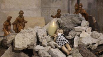 Un Niño Jesús que no está en el pesebre sino entre ruinas, como las que sepultan a diario en Gaza a muchos niños, es el nacimiento montado esta Navidad en una iglesia de Belén.