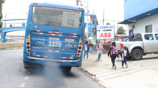 Un bus emite esmog en Quito, el 20 de abril de 2023.