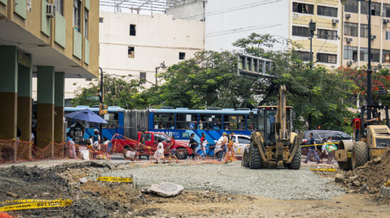 El Municipio realiza trabajos de remodelación en la calle Noguchi, en el centro de Guayaquil.