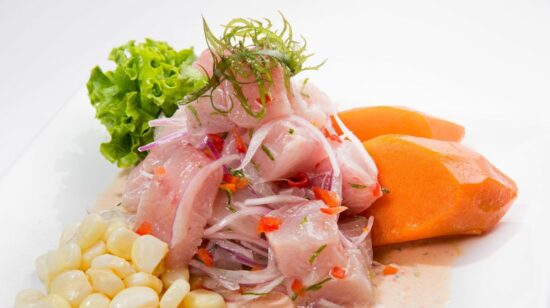 El ceviche peruano es pescado u otros mariscos marinados con aliño cítrico, del que existen distintas versiones que integran la cultura culinaria de varios países latinoamericanos del océano Pacífico.