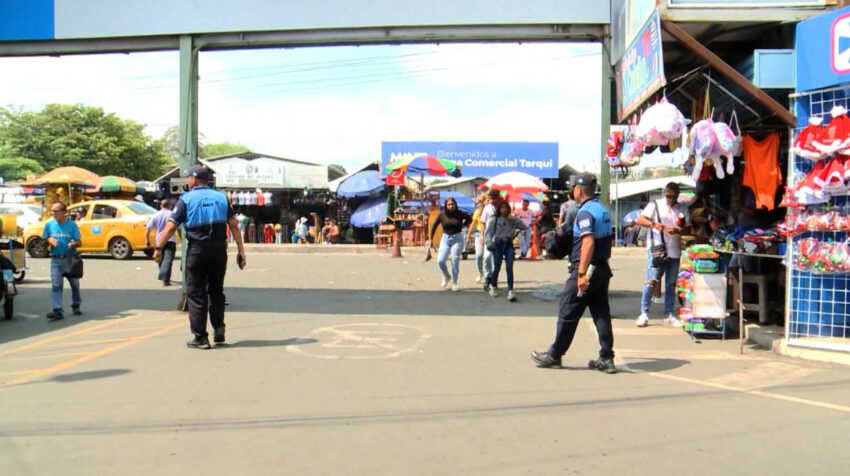 Agentes municipales realizan vigilancia en la zona comercial Nuevo Tarqui, en Manta. 