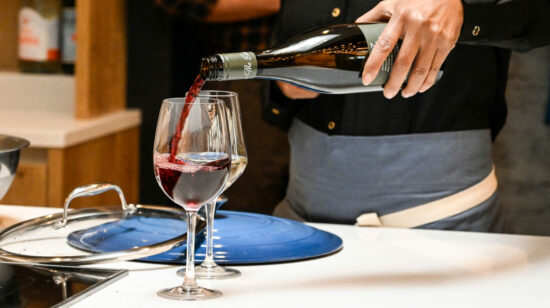 Imagen de archivo de un camarero sirviendo una copa de vino en un restaurante.