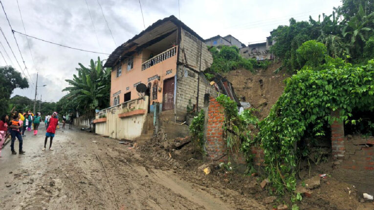 Un deslizamiento de tierra en Esmeraldas dejó a dos fallecidos.