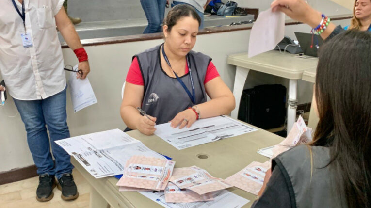 Conteo de votos en Guayas, el 15 de octubre de 2023.