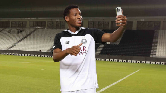 Gonzalo Plata se toma una foto con su nuevo uniforme, en Qatar, el 23 de julio de 2023.