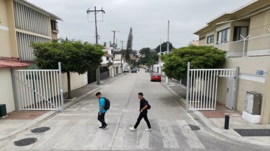 La calle Octava de Los Ceibos luce sin parte de sus portones de seguridad, tras desmontaje del Municipio de Guayaquil.