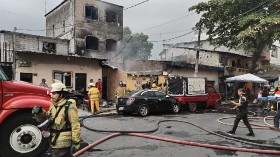 El Cuerpo de Bomberos controló un incendio en el sur de Guayaquil.