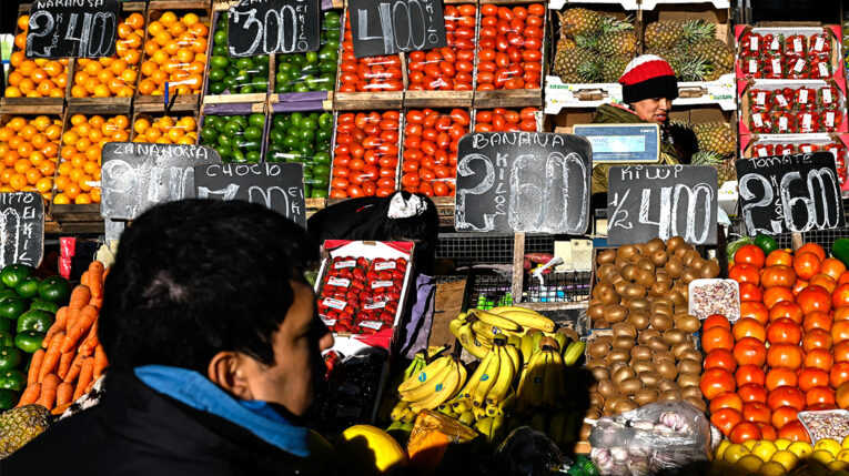 Argentinos consumen con avidez intentando ganarle a la inflación