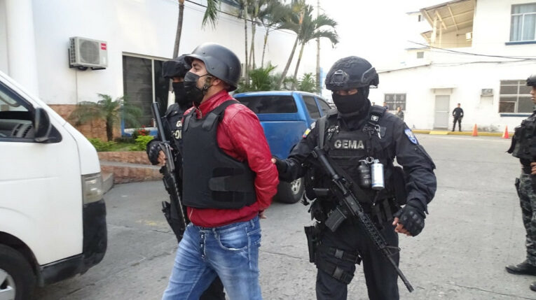 La Policía trasladó a Leandro Norero desde una unidad en Guayaquil hasta la cárcel regional de Cotopaxi, el 27 de mayo de 2022. 