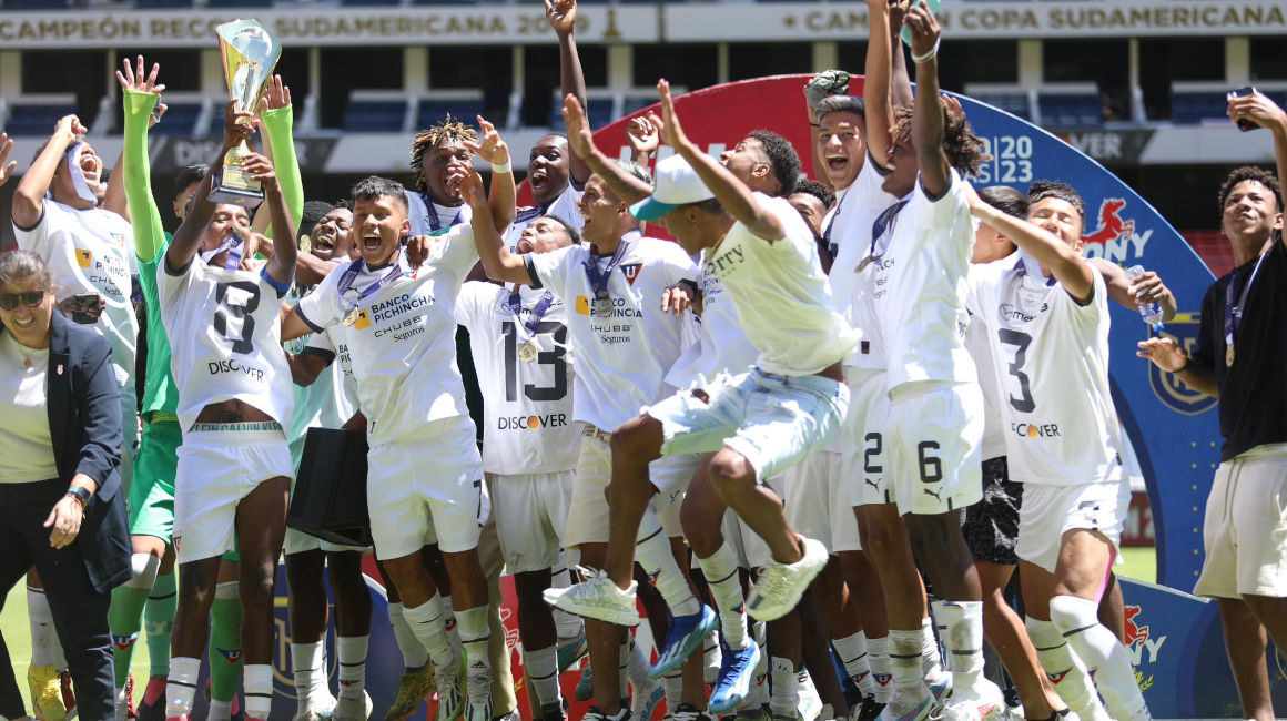 Los jugadores de Liga de Quito celebran el título nacional Sub 17 en el estadio Rodrigo Paz Delgado, el 20 de diciembre de 2023.