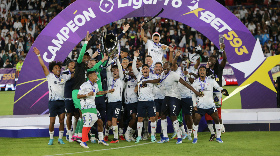 Los jugadores de Liga de Quito celebran el título de la LigaPro 2023, lo que significa la estrella 12 para la 'U'.