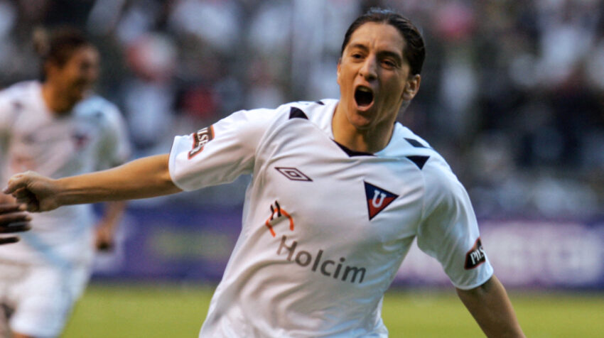 Damián Manso festeja el gol que le hizo a San Lorenzo en la Copa Libertadores de 2008.
