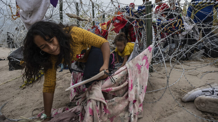 Impactantes imágenes de cientos de migrantes saltando el muro hacia Estados Unidos