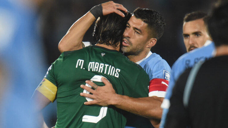 Marcelo Moreno Martins se despide de la selección boliviana y es abrazado por el uruguayo Luis Suárez, el 21 de noviembre de 2023. 