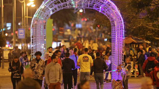 Personas recorren decoraciones navideñas en Quito, el 19 de diciembre del 2023.