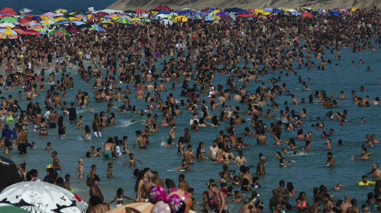 Bañistas disfrutan del sol en la playa de Macumba, en la zona oeste de Río de Janeiro, el 24 de septiembre de 2023, durante una ola de calor que registró 39,9 grados.