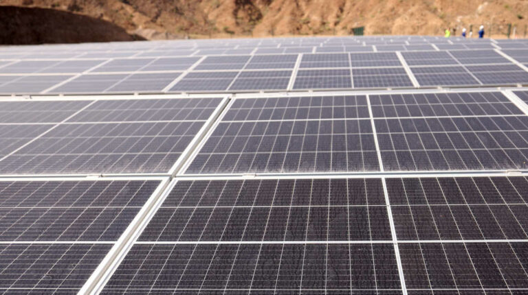 Crece el número de paneles solares cuya vida útil finaliza, ¿qué hacer con ellos?