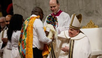 El papa Francisco saluda con fieles católicos, en la misa del gallo.