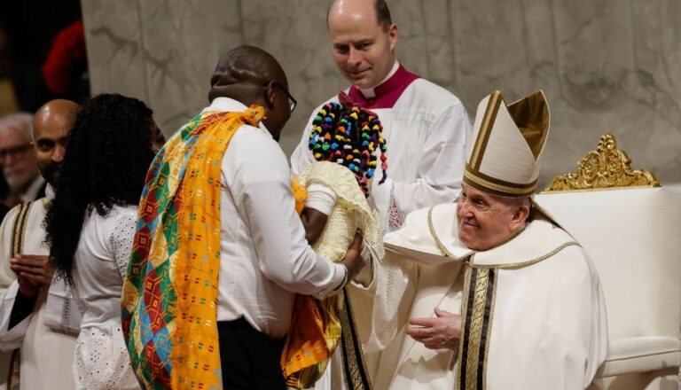 El papa celebra la misa del gallo 