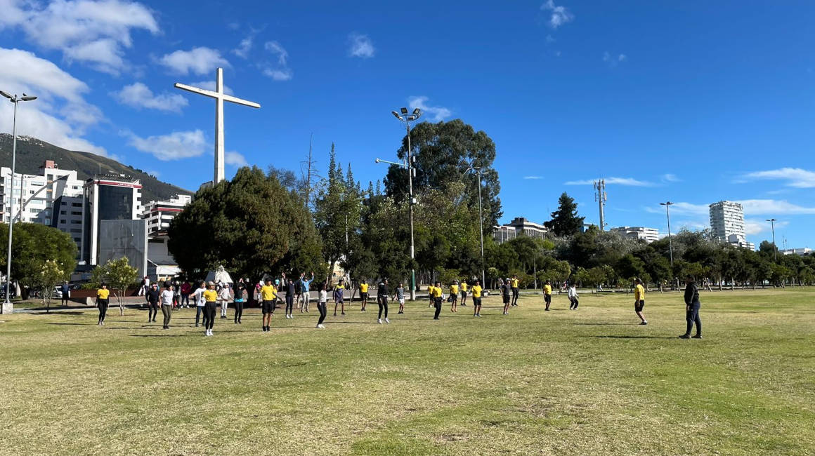 Personas hacen deporte en el parque La Carolina, en Quito, el 20 de julio de 2023.