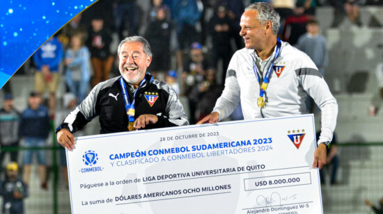 Isaac Álvarez y Esteban Paz reciben el premio económico por el título de Liga de Quito en la Copa Sudamericana, el 28 de octubre de 2023. 
