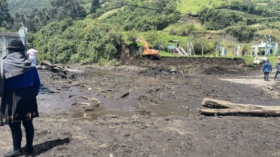 Desborde de una quebrada afectó el barrio Tilicucho en Quito, tras las fuertes lluvias, el 20 de diciembre de 2023.