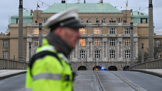 Un agente policial frente a la universidad en Praga, donde ocurrió una masacre, el 21 de diciembre de 2023.