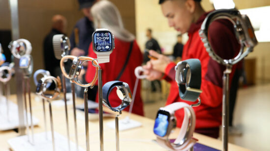 Un hombre mira a varios de los nuevos modelos de relojes inteligentes de Apple, en una tienda de Nueva York, EE.UU., el 17 de diciembre de 2023.