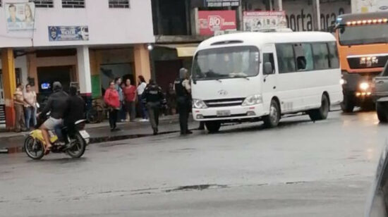 Imagen del bus escolar donde iban tres niños, que fueron secuestrados en Quevedo, el 20 de diciembre de 2023.