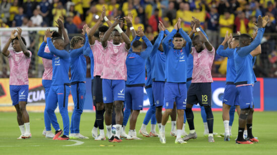 Los jugadores de Ecuador saludan al público en el estadio Rodrigo Paz Delgado, antes del partido ante Colombia, el 17 de octubre de 2023.