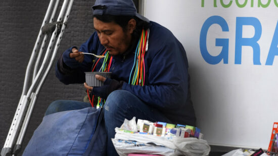Un trabajador informal en la avenida Cristóbal Colón, en Quito. Foto de enero de 2023. 