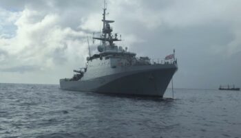 El HMS Trent cruza por aguas de Barbados, el 18 de diciembre. El barco irá a Guyana por la tensión con Venezuela.