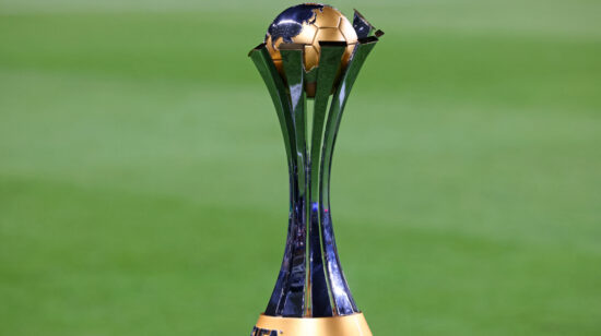 El trofeo de la Copa Mundial de Clubes se ve antes del partido de fútbol final de la Copa Mundial de Clubes de la FIFA 2021.