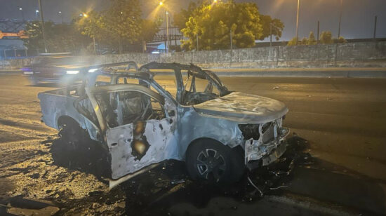 Un vehículo fue incinerado tras una persecución policial, en el noroeste de Guayaquil, el 20 de diciembre de 2023.