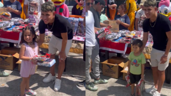 El jugador ecuatoriano, Kendry Paéz, entrega regalos de Navidad a niños.